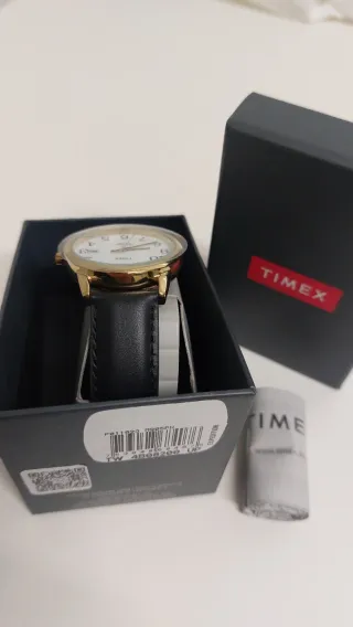 Reloj Timex nuevo, blanco y dorado, correa de piel