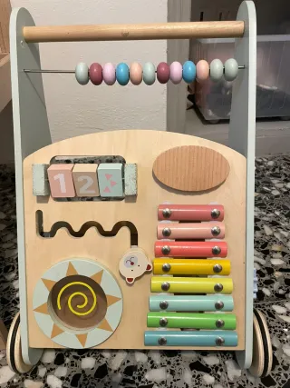 Andador infantil de madera con actividades