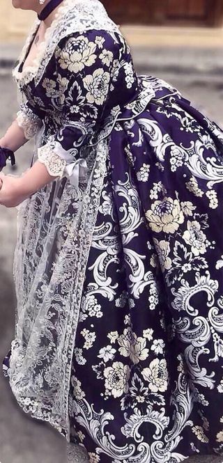 Traje de Fallera Morado