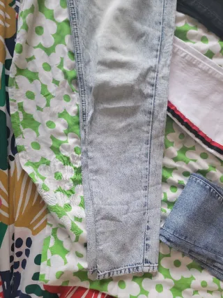 Vaqueros pitillo azules y blancos