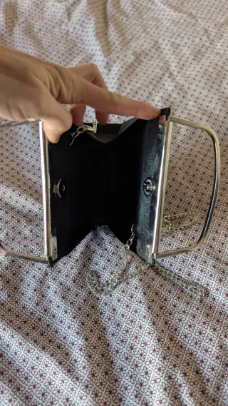 Bolso de fiesta negro con cadena plateada