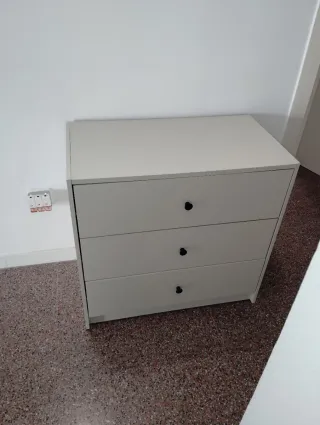 Cómoda de madera blanca ya montada