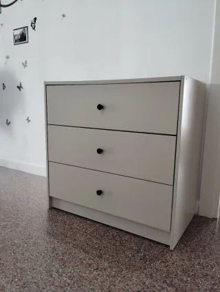 Cómoda de madera blanca ya montada