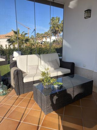 Conjunto de Muebles de Exterior: Sofá y Mesa