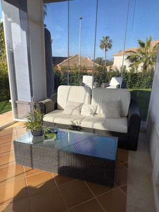 Conjunto de Muebles de Exterior: Sofá y Mesa