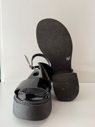 Sandalias negras charol plataforma. Talla 40.