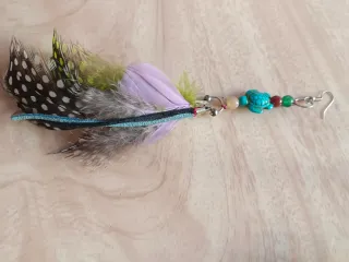 Pendientes de plumas con tortuga y abalorios