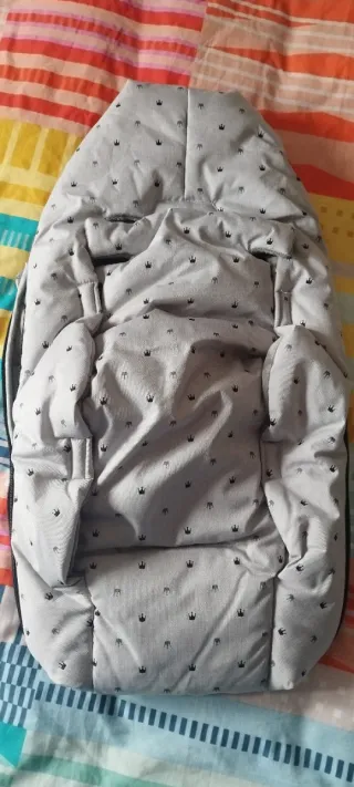 Saco de bebé gris con coronas