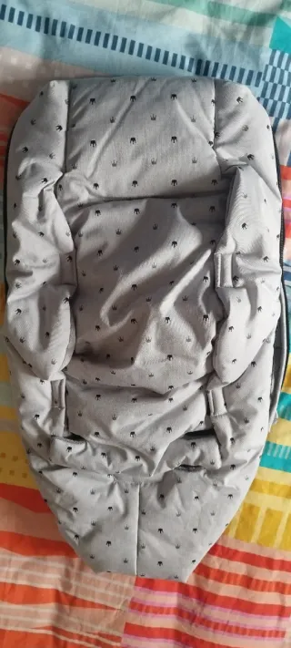 Saco de bebé gris con coronas