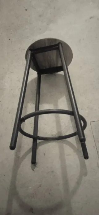 Sgabello rotondo con gambe nere