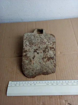 Azada de hierro forjado antigua