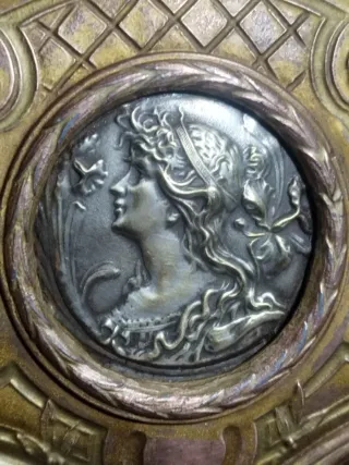 Antiguo joyero con figura femenina