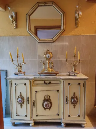 Mueble Antiguo Beige y Dorado