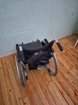 Silla de ruedas multiusos