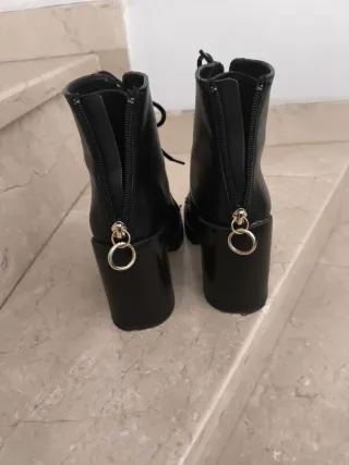 Botas negras con cordones