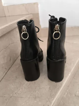 Botas negras con cordones