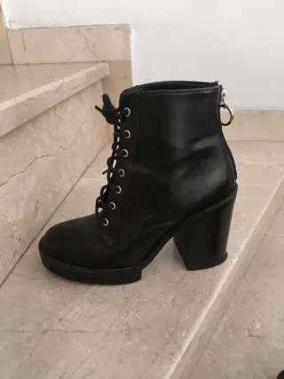 Botas negras con cordones