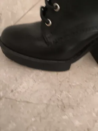 Botas negras con cordones