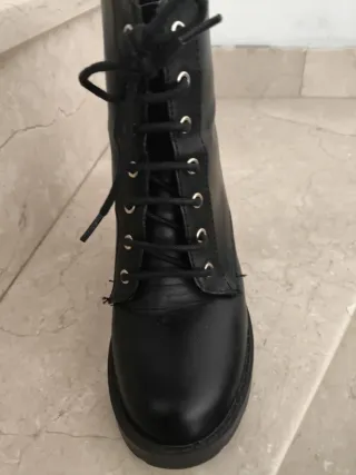 Botas negras con cordones