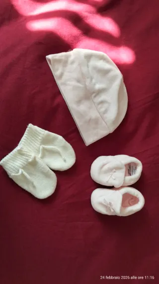 Set neonata: cappellino, scarpine e guantini