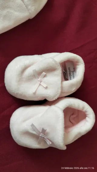 Set neonata: cappellino, scarpine e guantini