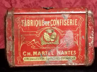 Antigua caja metalica