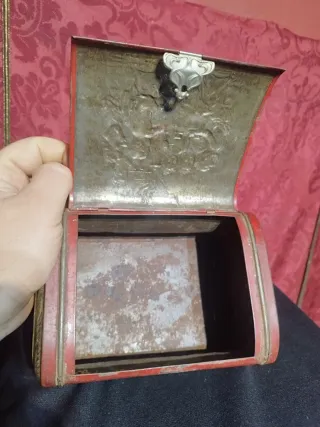 Antigua caja metalica