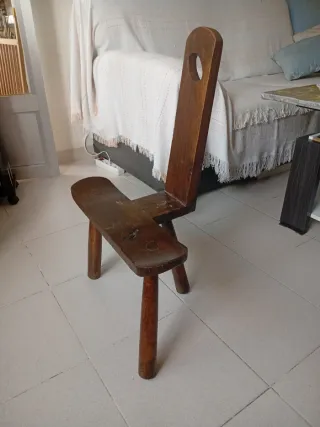 Silla antigua madera 3 patas. No envío