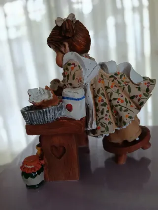 Figura Elisa de Colección con las manos en la masa