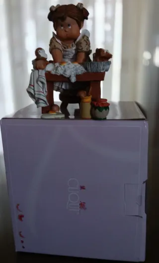 Figura Elisa de Colección con las manos en la masa