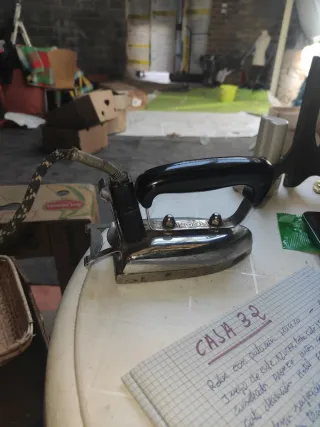 Plancha de hierro antigua asa negra