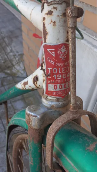 Bicicleta antigua verde