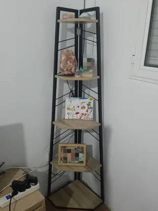 Estantería de esquina metálica y madera