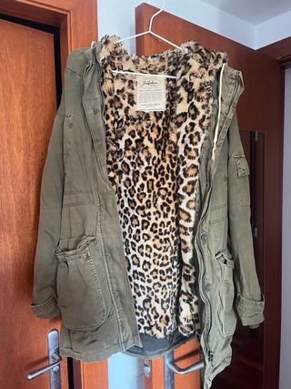 Parka verde forro leopardo Zara