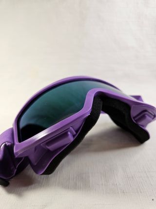 Gafas de esquí moradas