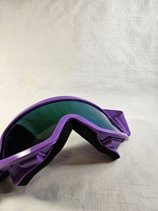 Gafas de esquí moradas