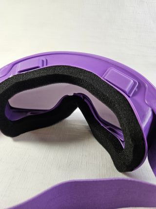 Gafas de esquí moradas