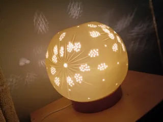 Lampada sferica decorata in ceramica e legno