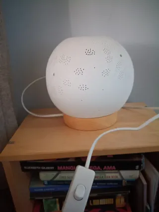 Lampada sferica decorata in ceramica e legno