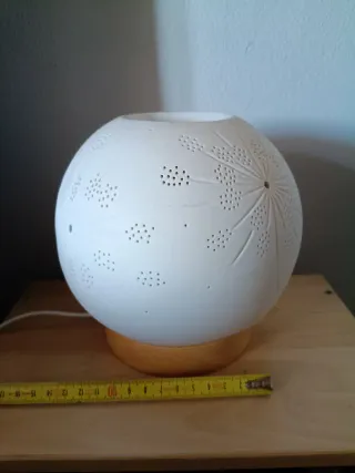 Lampada sferica decorata in ceramica e legno