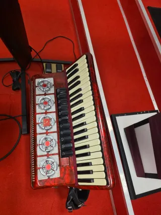 Acordeón rojo con teclas blancas y negras