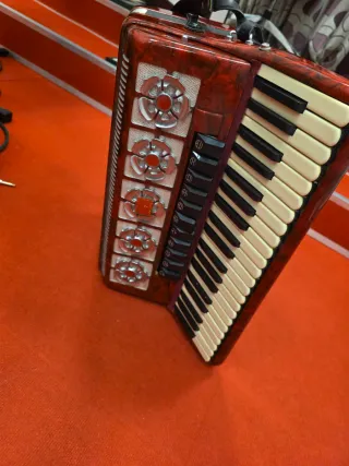 Acordeón rojo con teclas blancas y negras