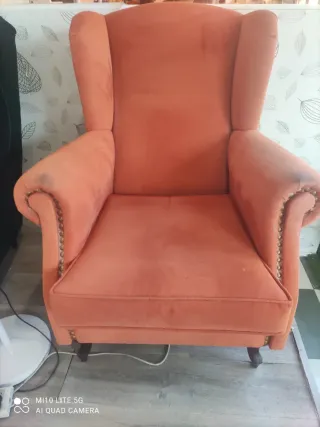 Sofá naranja y verde.solo Ávila Ávila