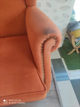 Sofá naranja y verde.solo Ávila Ávila