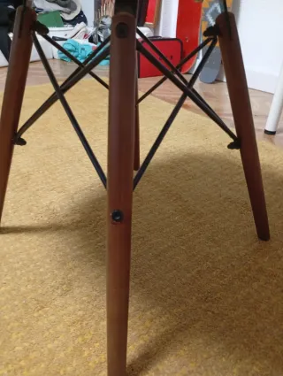 Silla de diseño amarilla y madera