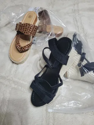 Sandalias de cuña negras y marrones