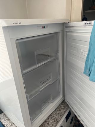 Congelador pequeño bajo encimera