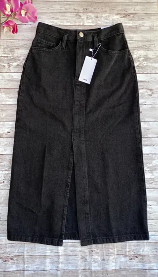Falda vaquera midi negra, Mango, talla XXS.