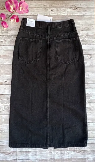 Falda vaquera midi negra, Mango, talla XXS.