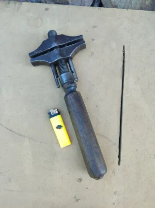 Herramienta antigua de metal y madera